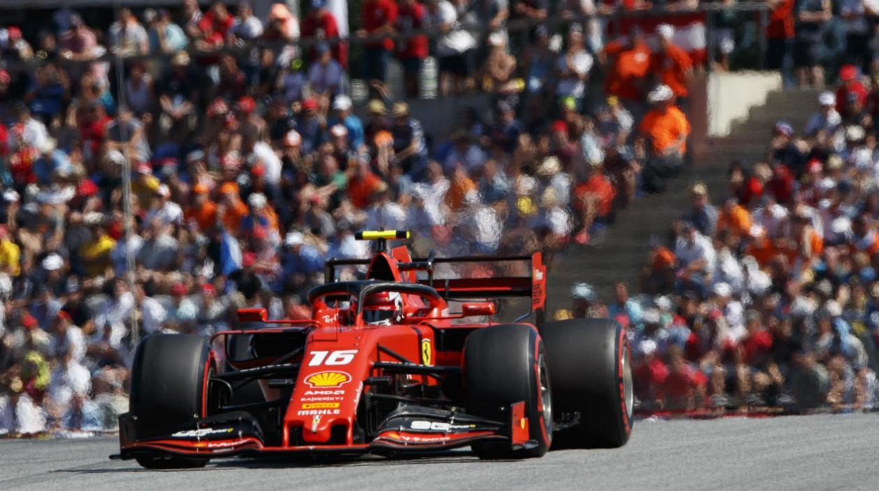 Charles Leclerc conduce su Ferrari. 