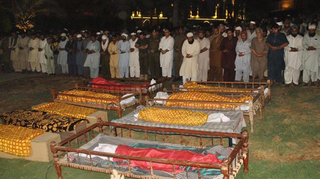  Familiares asisten al funeral de nueve personas de la misma familia, este lunes en Multan (Pakistán). 