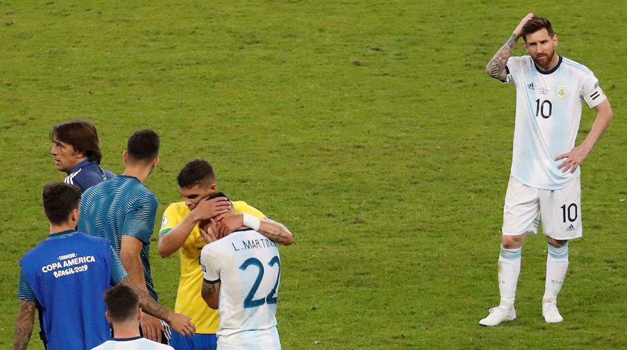 Lionel Messi (d) de Argentina al final del partido Brasil-Argentina de semifinales de la Copa América, que perdieron los argentinos.