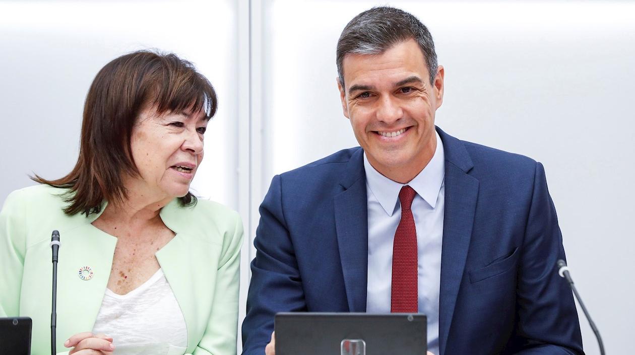 El presidente del Gobierno en funciones, Pedro Sánchez (c), junto a la presidenta del Partido Socialista, Cristina Narbona.