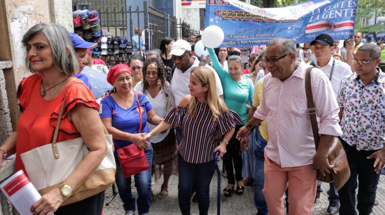La candidata Elsa Noguera recorriendo el Centro de Barranquilla.