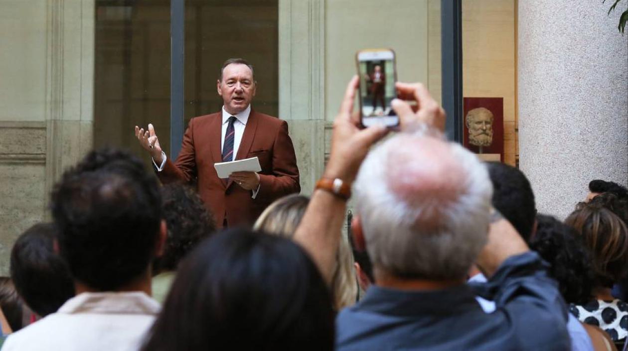 El actor Kevin Spacey recitando un poema en Roma.