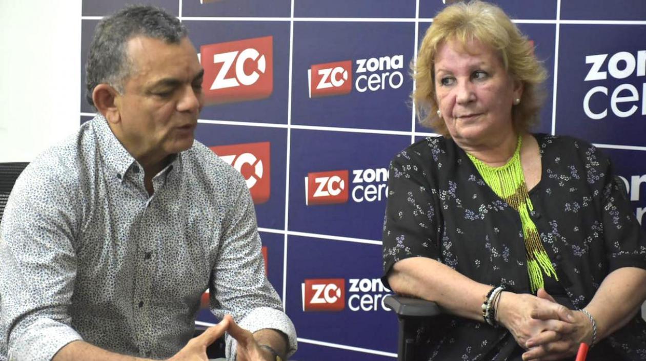 Ubaldo Enrique Meza y Marita Copes, explicando los alcances del congreso.