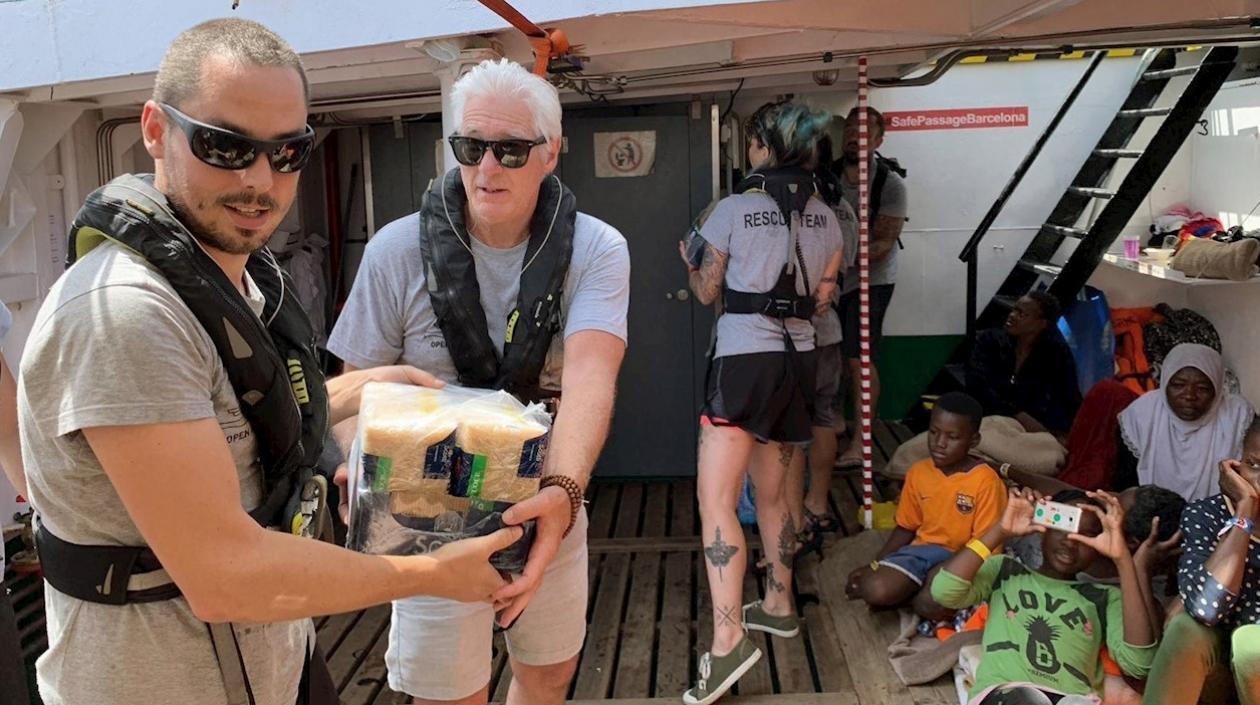 El actor Richard Gere entregando víveres para 121 inmigrantes africanos.