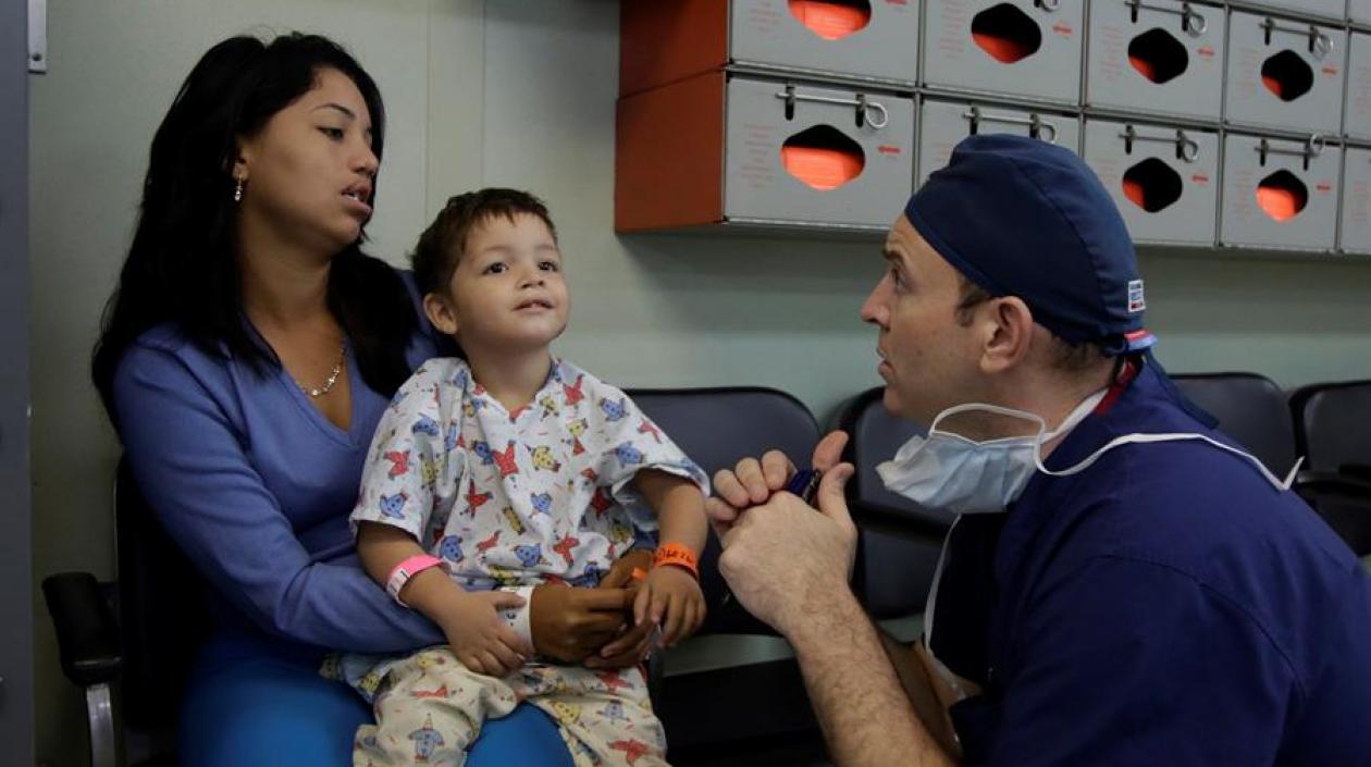 Noris Márquez y su hijo atendidos en el hospital USNS Comfort de la Armada de EE.UU.