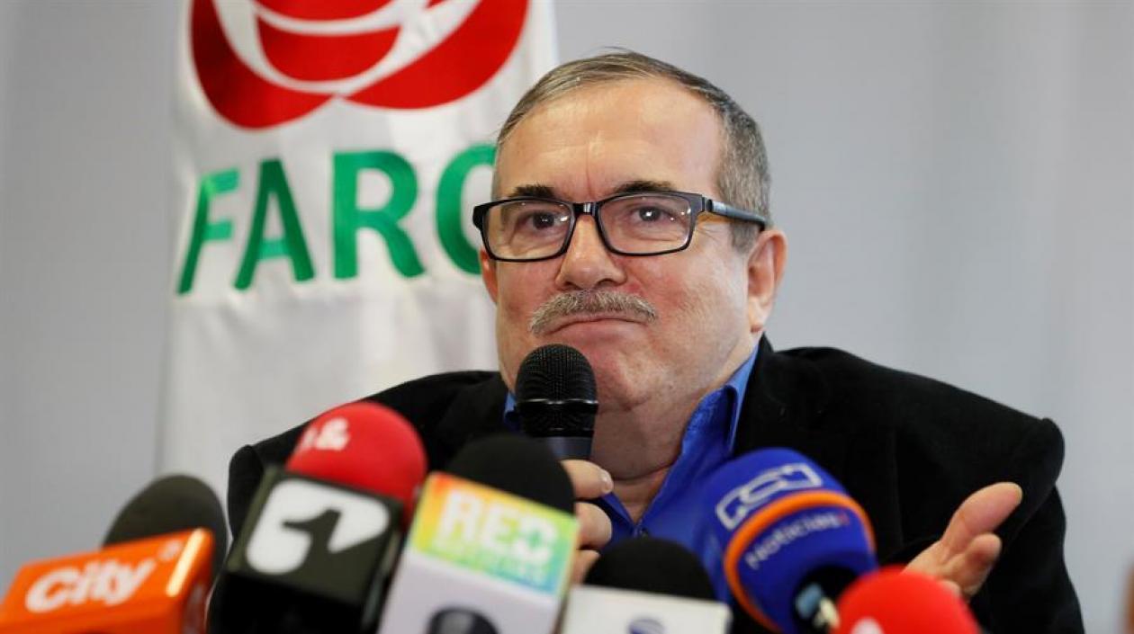 El líder del partido de la FARC, Rodrigo Londoño, en declaraciones ante los medios este jueves, en Bogotá.