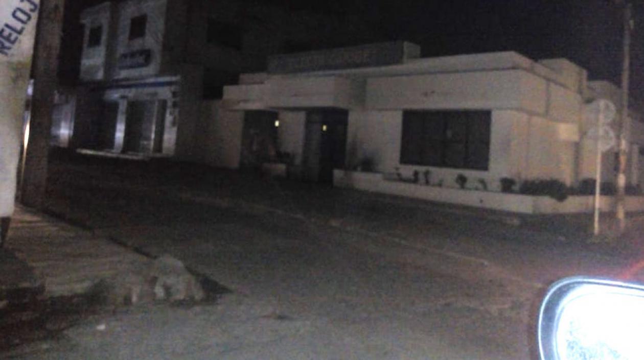 Las oficinas de Electricaribe en Baranoa, tras los hechos esta noche.