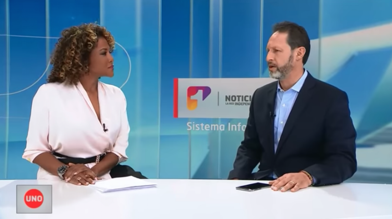 Mábel Lara conversa con Jorge Acosta gerente de NTC, la productora de Noticias Uno.
