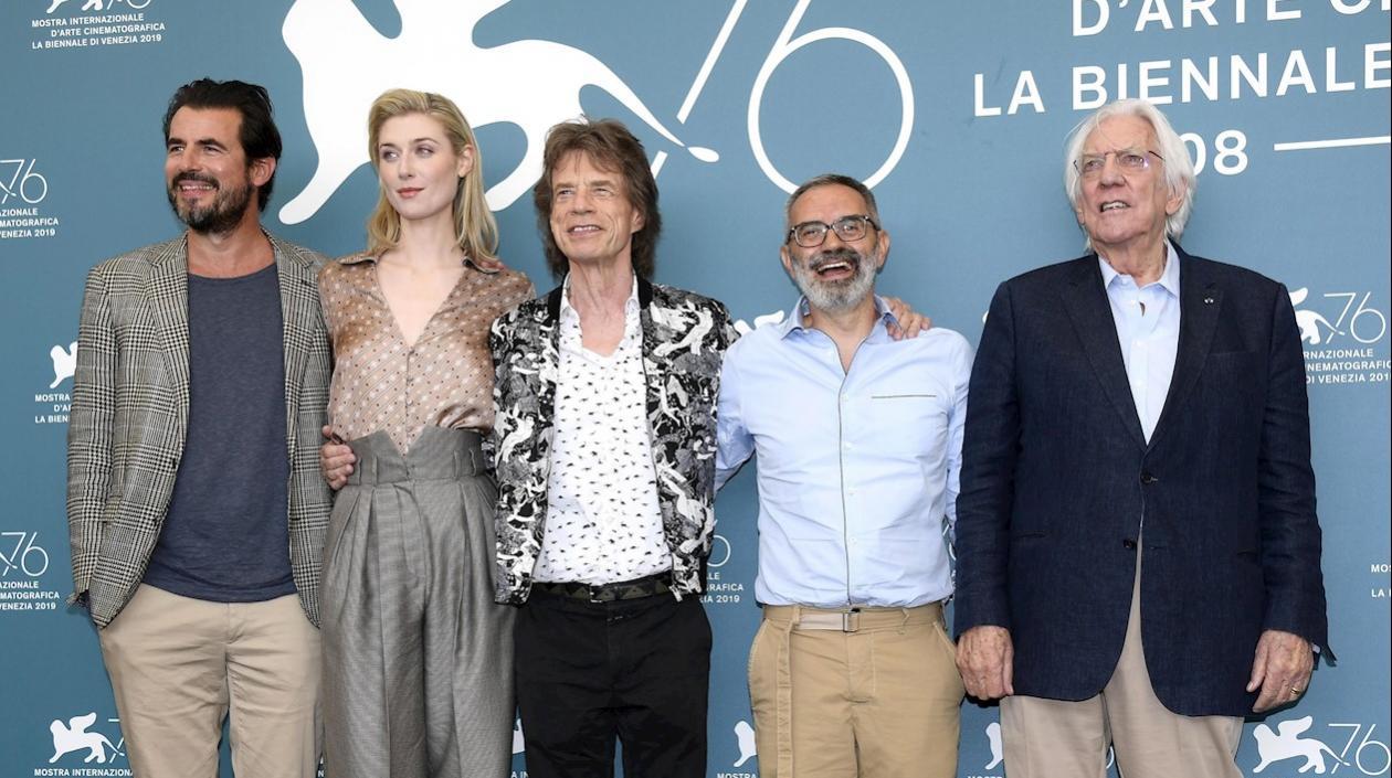 Mick Jagger y Donald Sutherland posan para una foto en Venecia, junto a Claes Bang, Elizabeth Debicki y Giuseppe Capotondi.