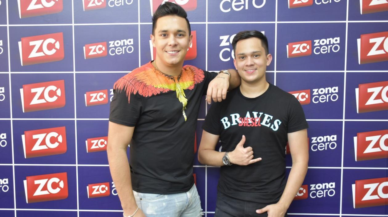 El cantante vallenato Jhon Mindiola y el acordeonero Camilo Carvajal.