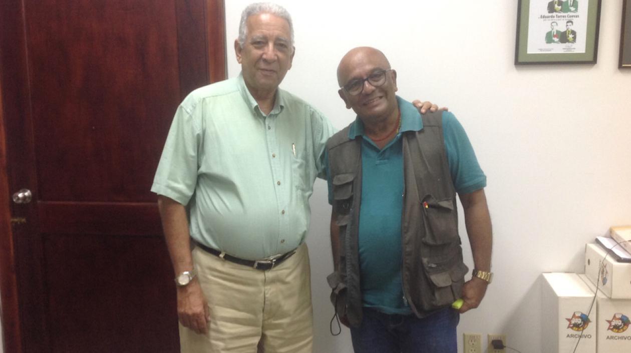 Eduardo Torres Cuevas con Moisés Pineda Salazar.