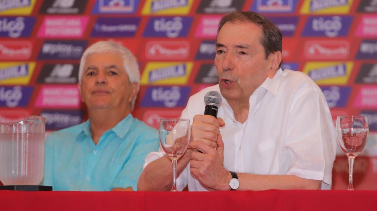 El técnico Julio Comesaña y el máximo accionista Fuad Char.