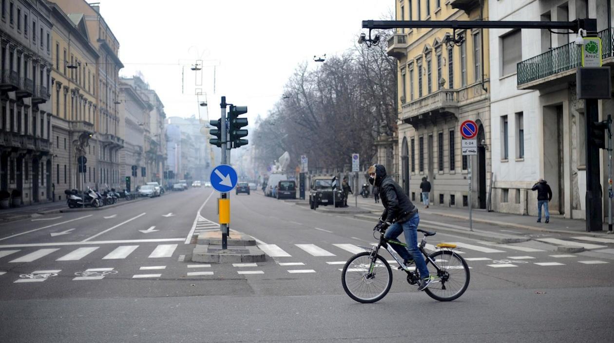Un ciclista circula por las calles de Milán (Italia). 