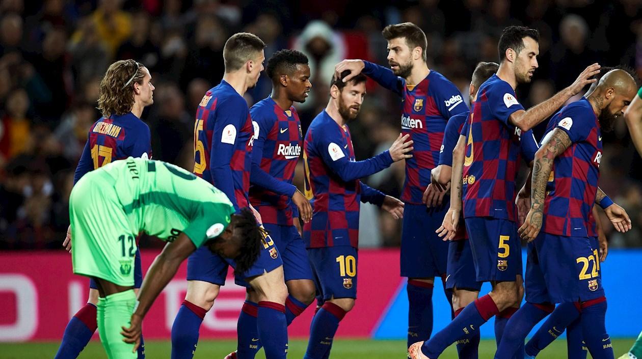 Lionel Messi celebra con sus compañeros una anotación. 
