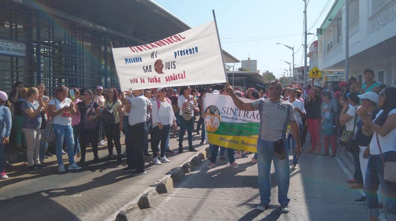 Trabajadores de los CDI del ICBF protestaron en Barranquilla.