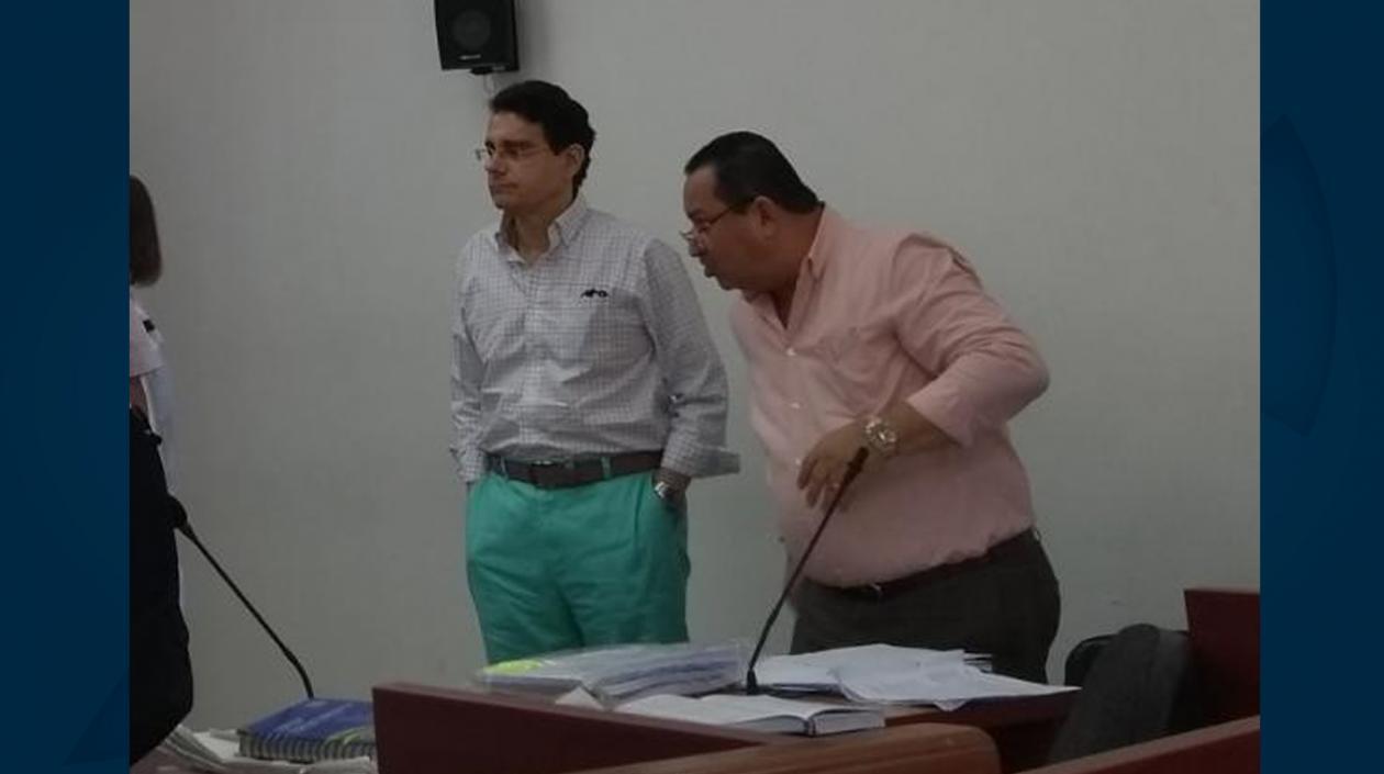 Ramsés Vargas Lamadrid junto a su abogado en la sala de audiencia.