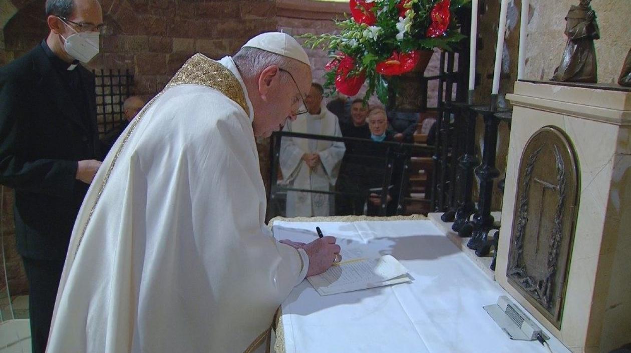Papa Francisco en la firma de su encíclica en Asís.