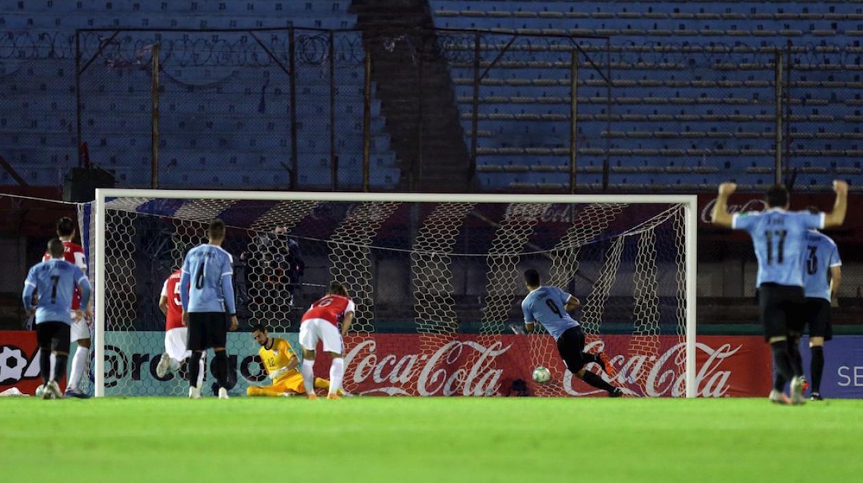 El uruguayo Luis Suárez anotando con cobro de tiro penal ante Chile.