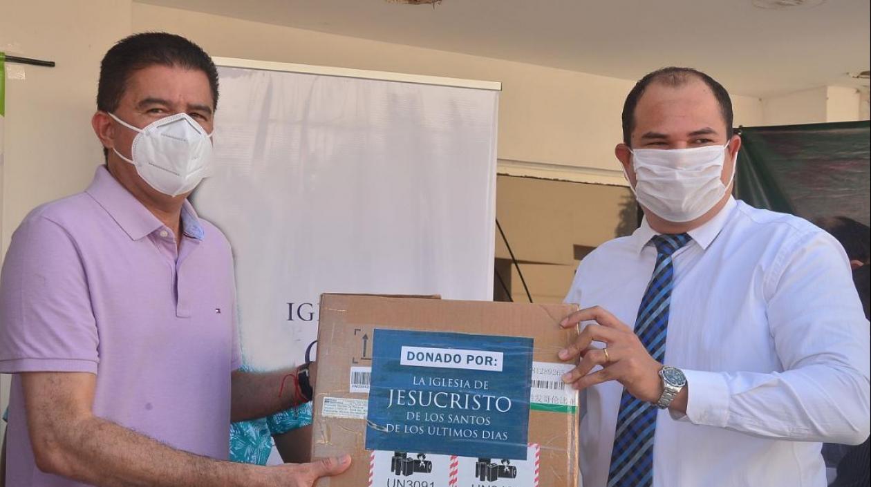 El alcalde Rodolfo Ucrós recibe la donación por parte de la iglesia. 