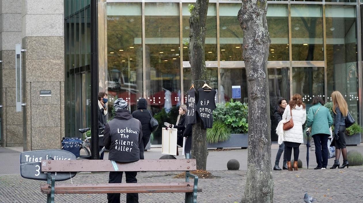 Un hombre protesta ante el Parlamento de La Haya por las medidas aplicadas para frenar los contagios en Países Bajos.