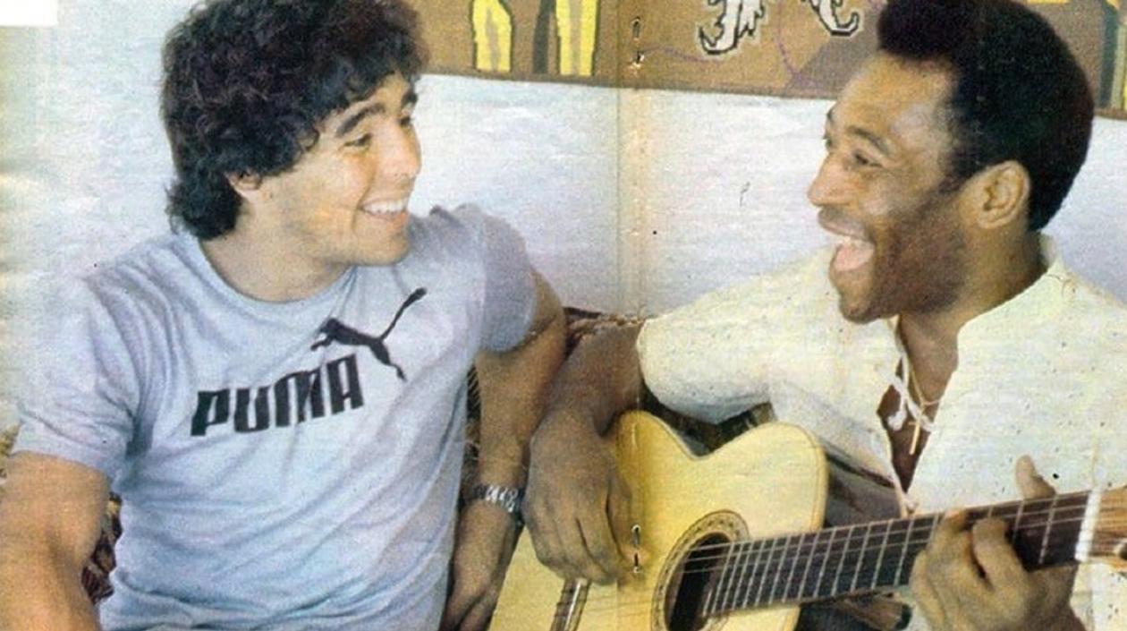 Diego Maradona y Pelé comparten con una guitarra. 