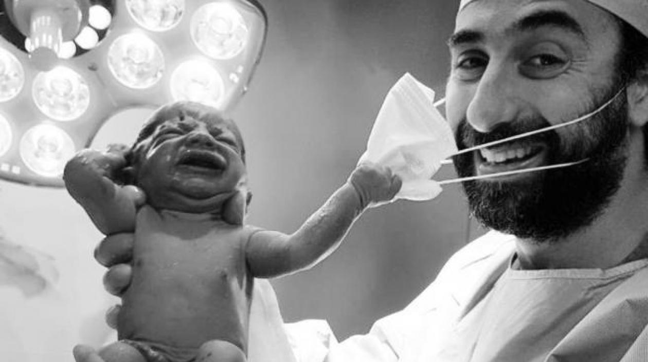 El doctor Samer Cheaib sostiene a un recién nacido. 