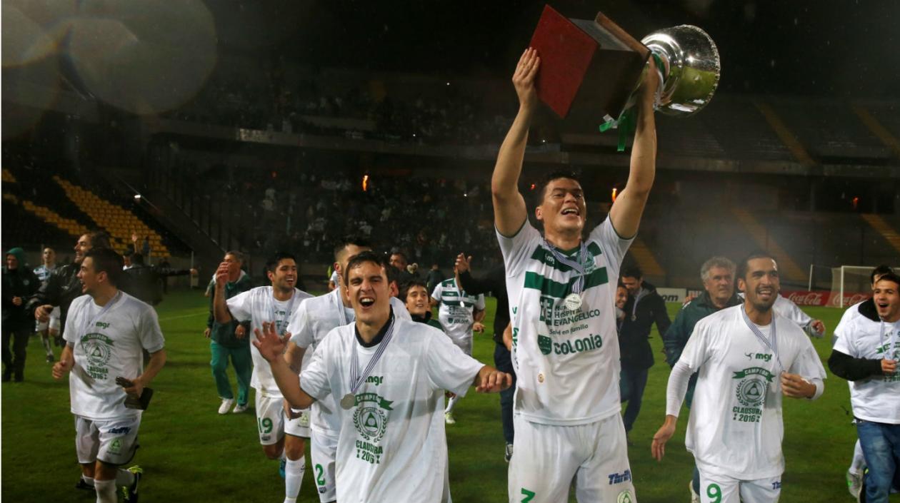 Jugadores de Plaza Colonia celebran el título de 2016. 