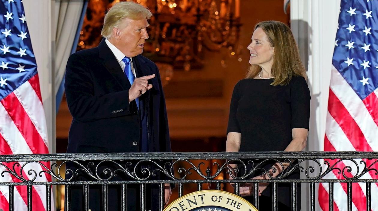 El presidente de EE.UU., Donald Trump y la jueza Amy Barrett.
