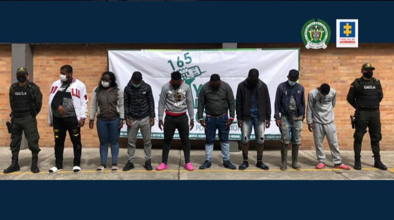 Los ocho capturados en el operativo por el Gaula de la Policía, en Bogotá. 