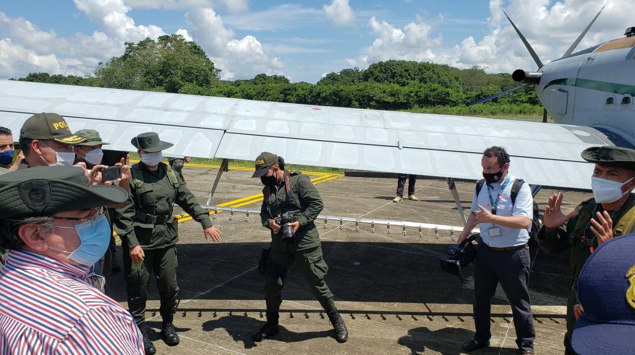 Ministro Carlos Holmes Trujillo supervisa aspersión aérea.