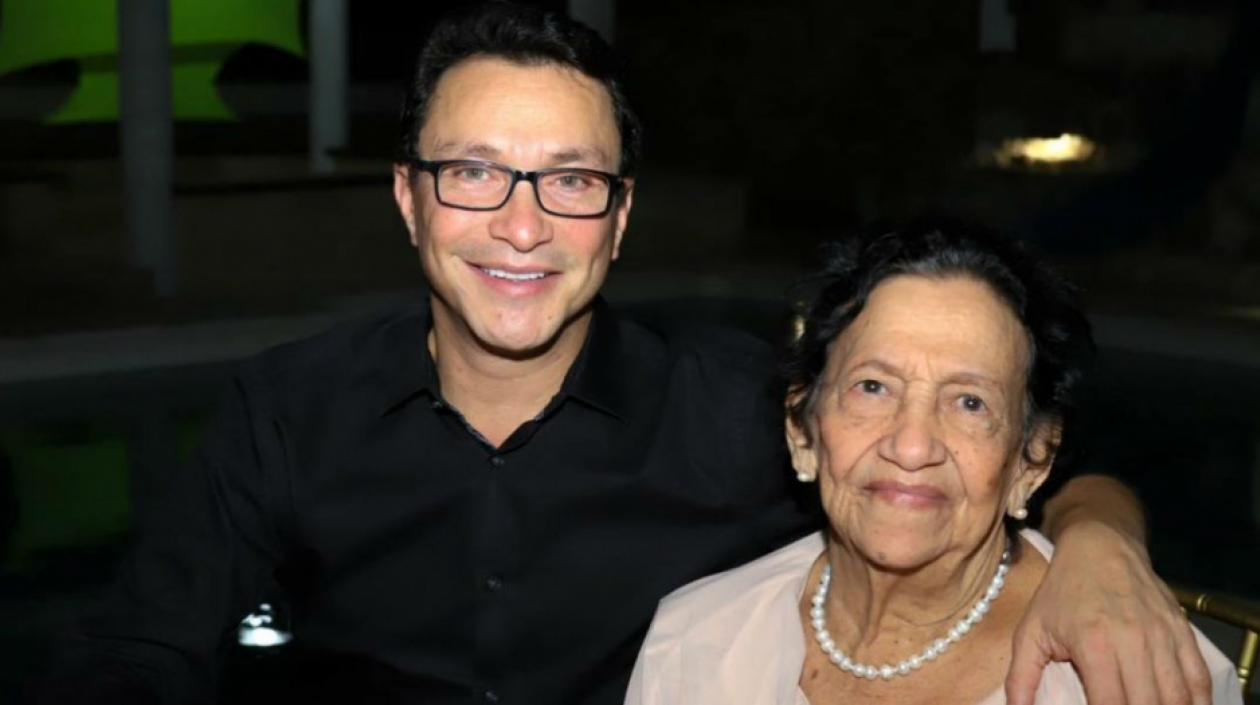 Carlos Caicedo y su señora madre Dora Omar.