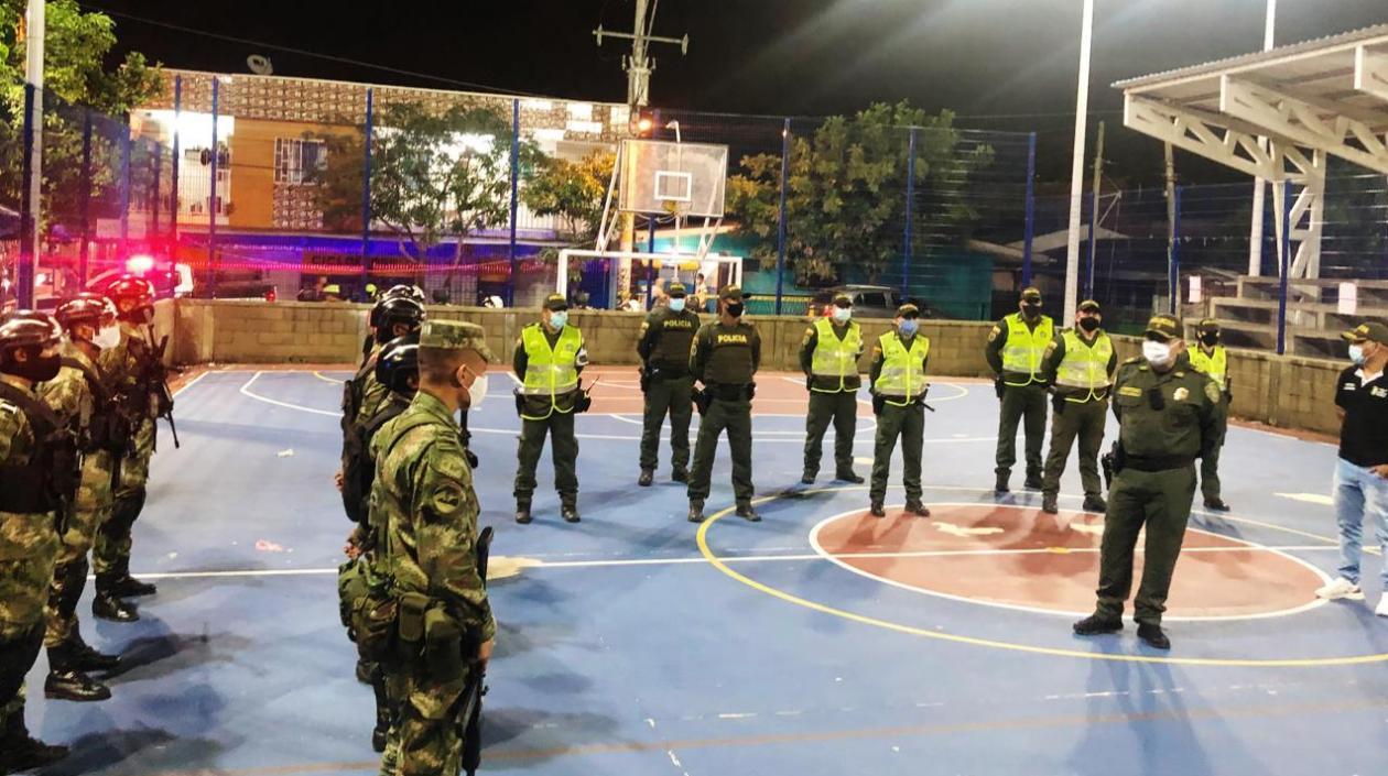 La Policía y el Ejército formaron en el Parque del barrio Las Moras.