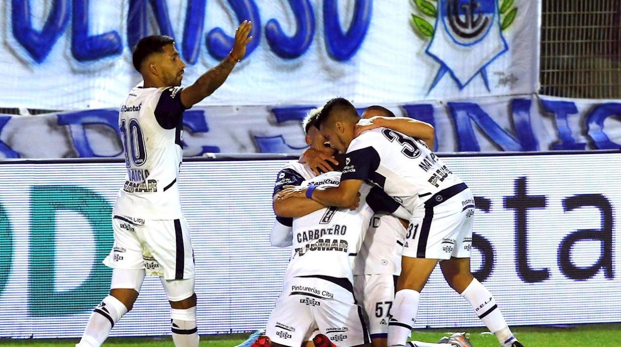 El colombiano Johan Carbonero festeja su gol con Gimnasia. 