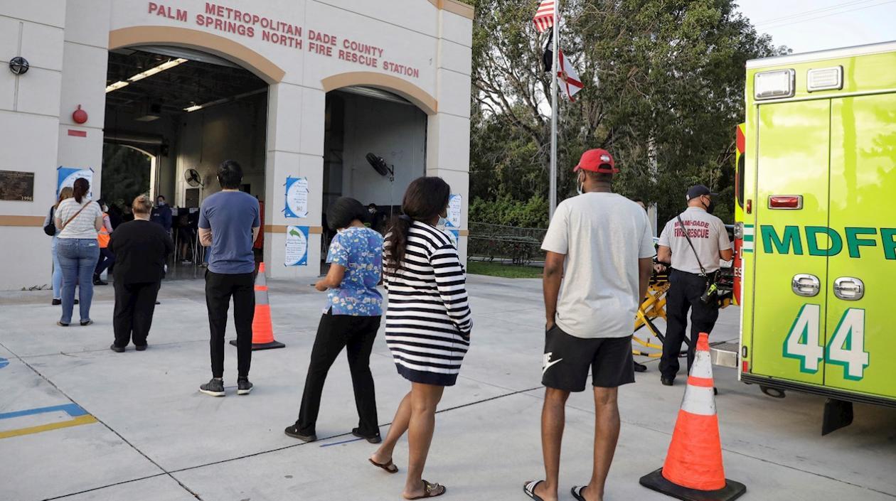 Votantes esperan en línea para entrar a una estación de bomberos en Miami, Florida, donde votarán..