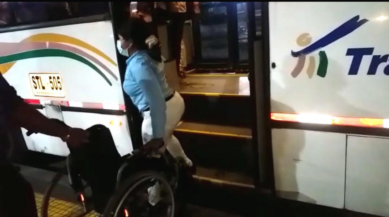 Stephany Doria Sanjuanelo, descendiendo del bus de Transmetro tras la exigencia del conductor.