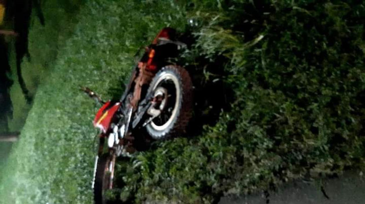 La motocicleta en la que se movilizaban las dos víctimas. 