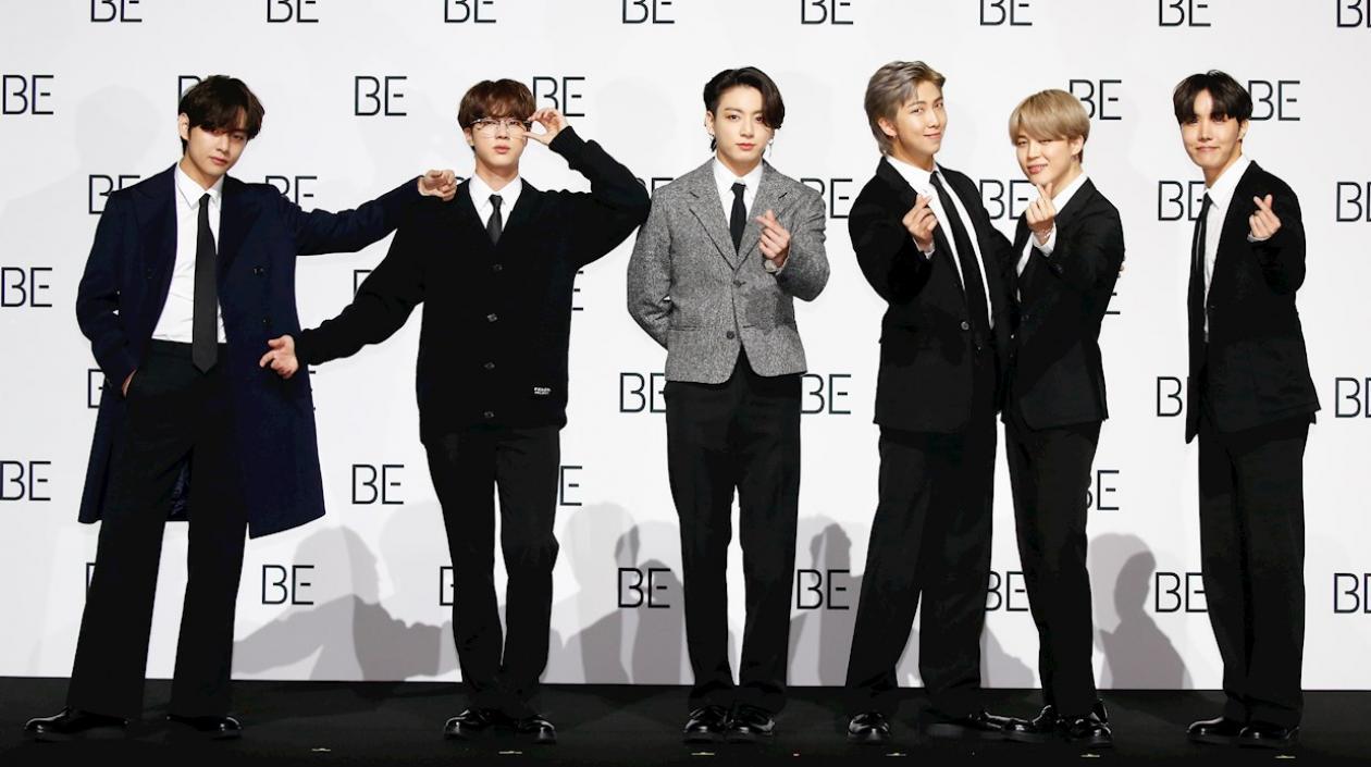 V (L), Jin (2-L), Jung Kook (3-L), RM (3-R), Jimin (2-R) y J-hope (R), los integrantes de BTS.