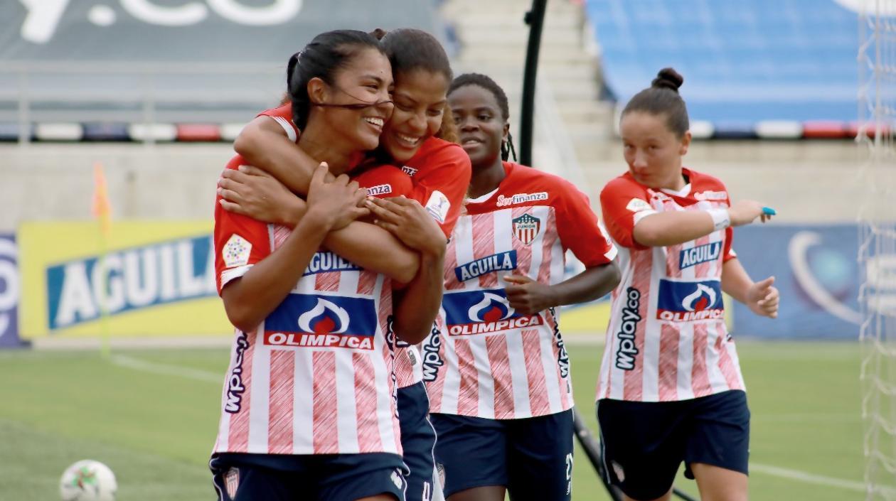 Daniela Arias celebra su gol con Andrea Pérez. 