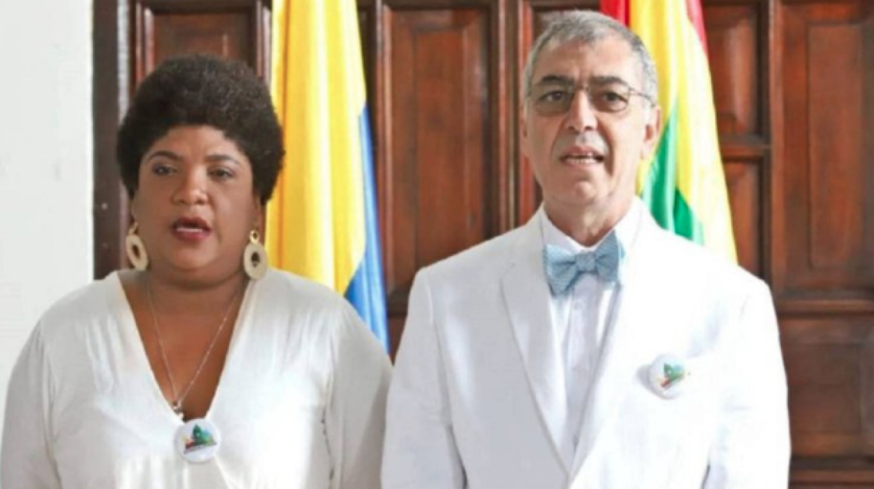 Cynthia Pérez Amador y el alcalde William Dau.
