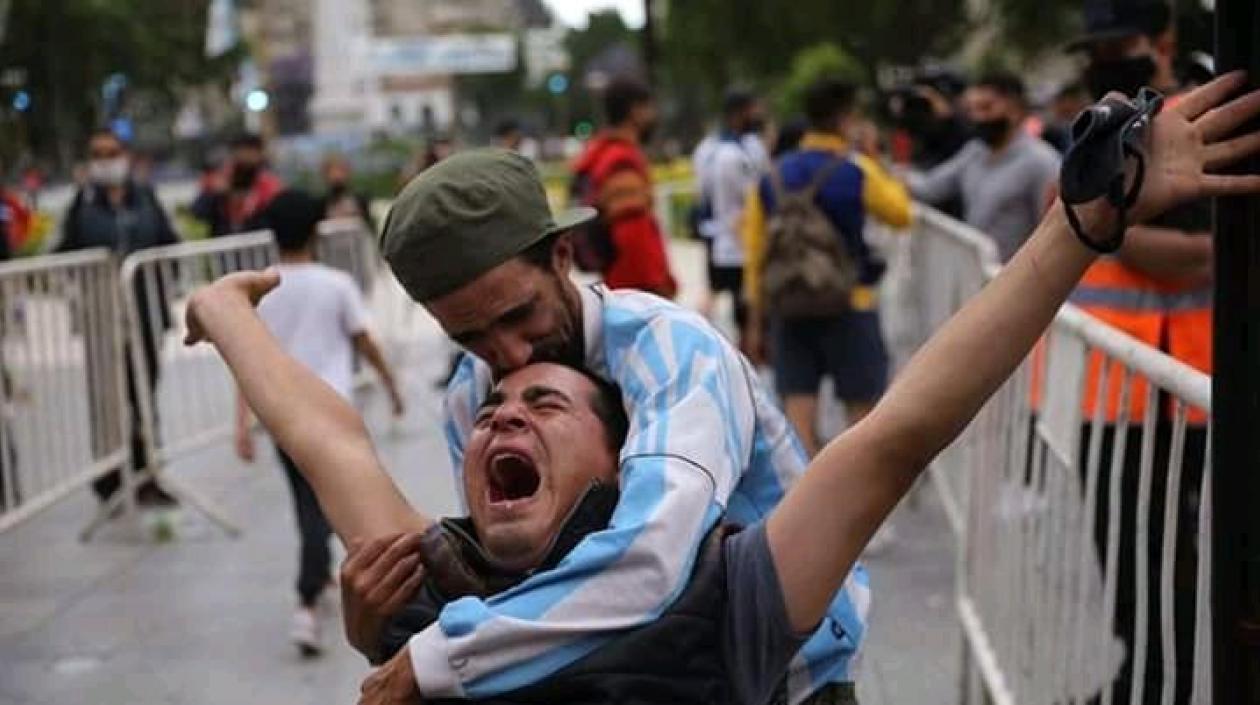 Hinchas argentinos despidiendo a Maradona. 