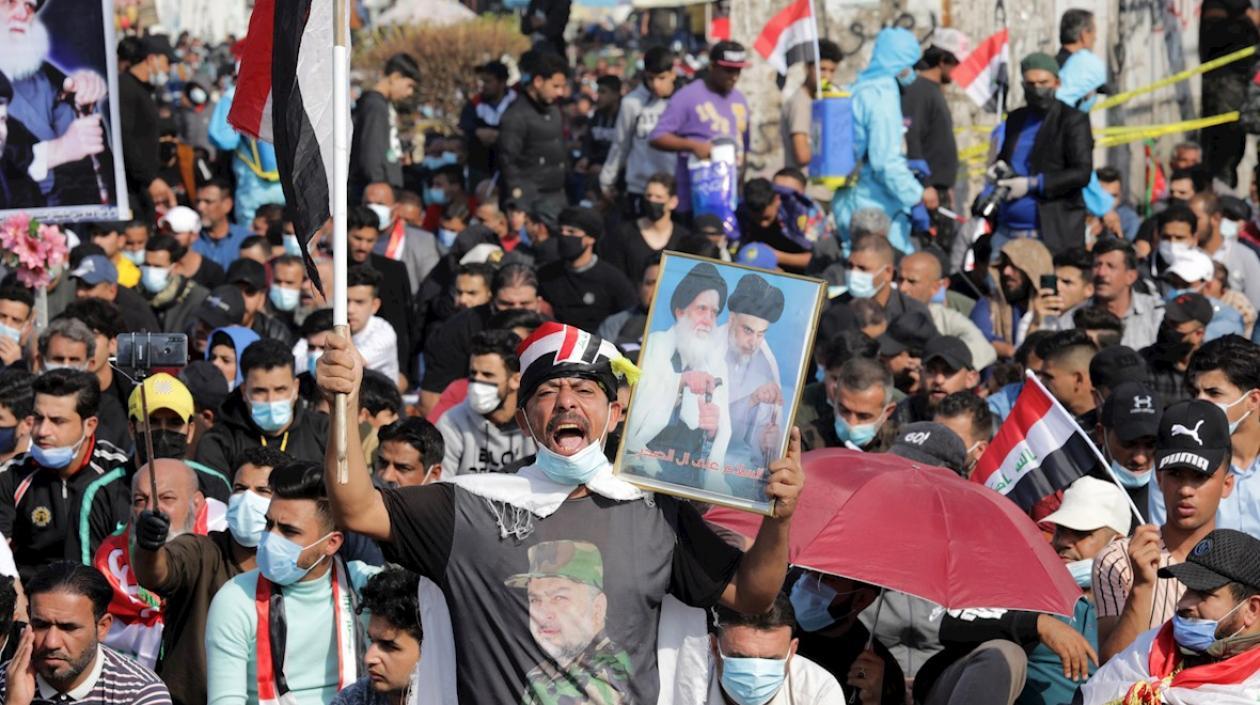 Miles de iraquíes se concentraron en la plaza durante el rezo musulmán del viernes.