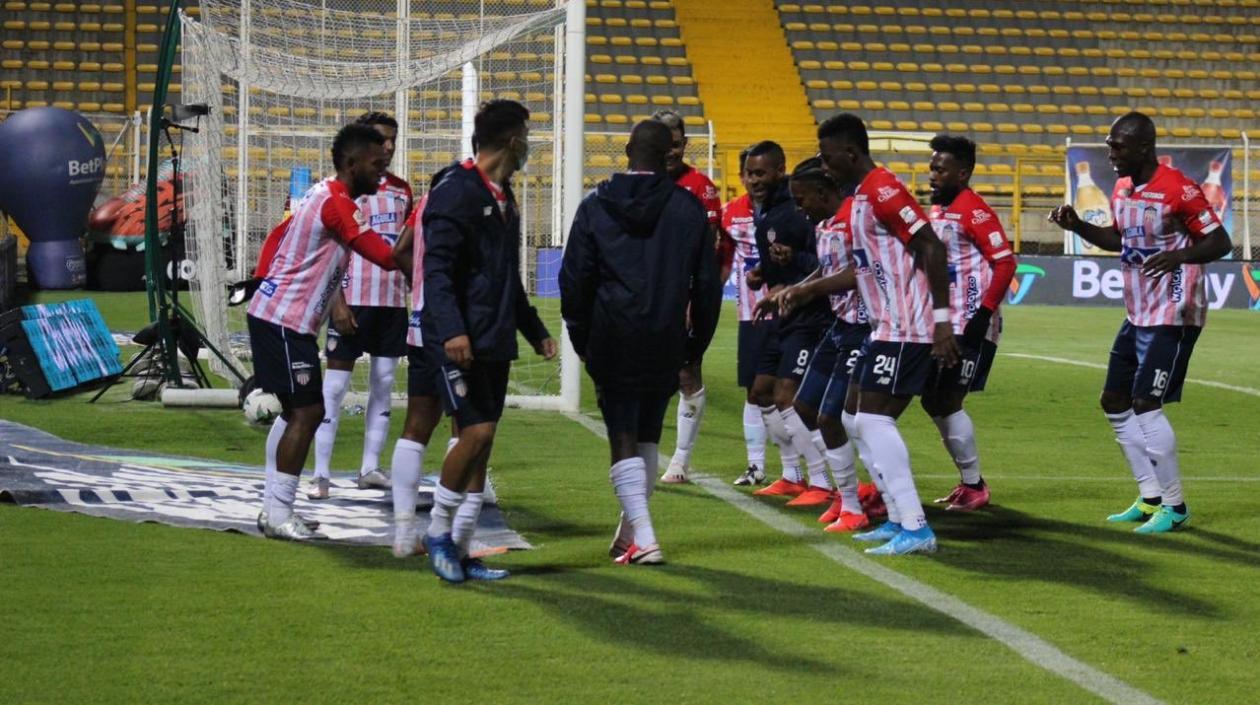 Jugadores de Junior celebran el gol ante Deportes Tolima. 