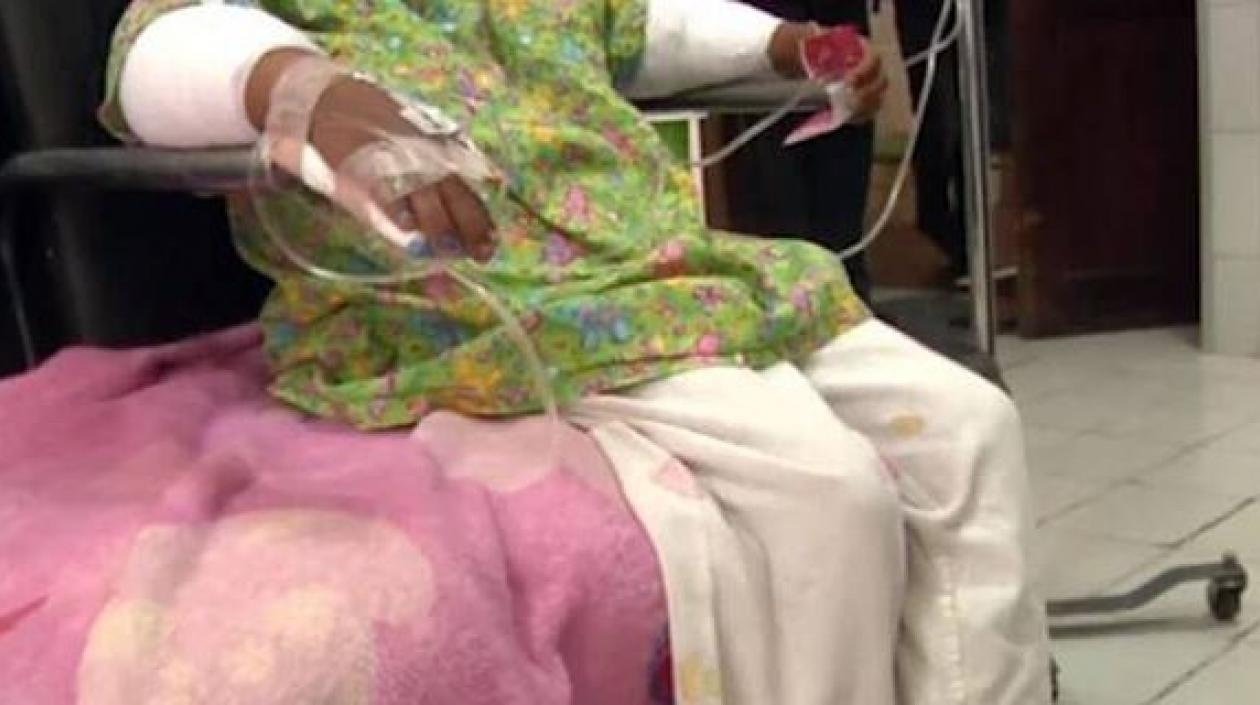 La niña de 6 años en el hospital donde es atendida.