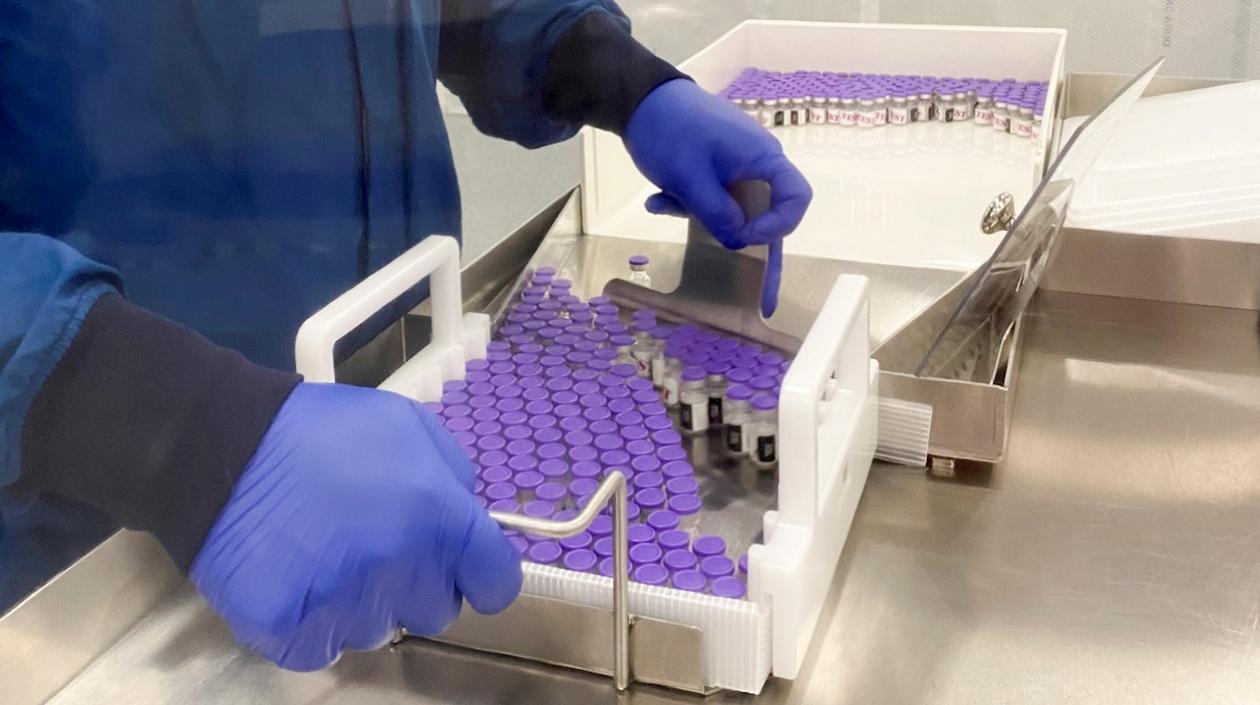 Imagen facilitada por la farmacéutica Pfizer que muestra viales de la vacuna para la covid-19 en un laboratorio. 