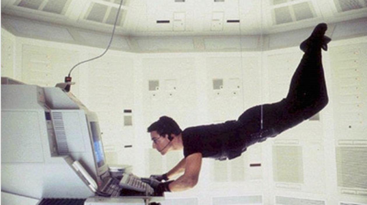 Tom Cruise en una de las escenas célebres de 'Missión Imposible'.