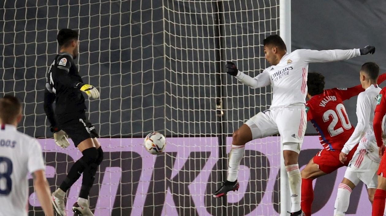 Casemiro anota de cabeza el primer gol del Real Madrid. 