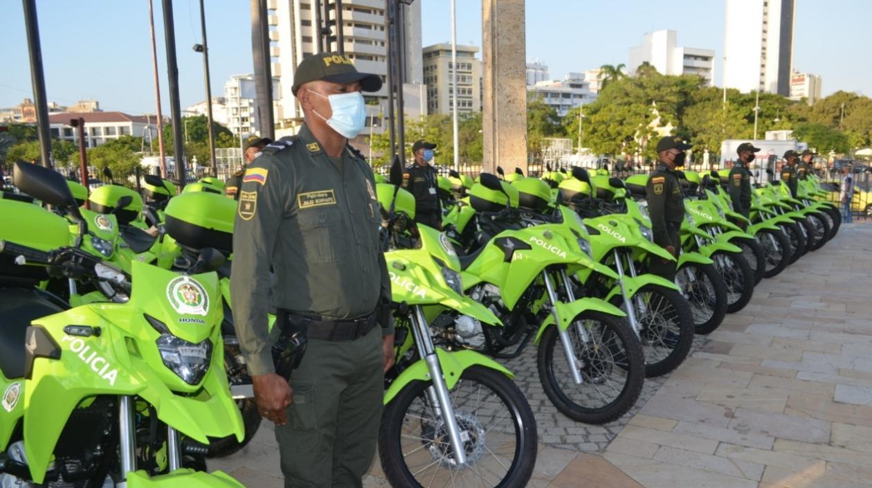 La entrega de las motos se hizo en la parte externa del Centro de Convenciones de Cartagena. 