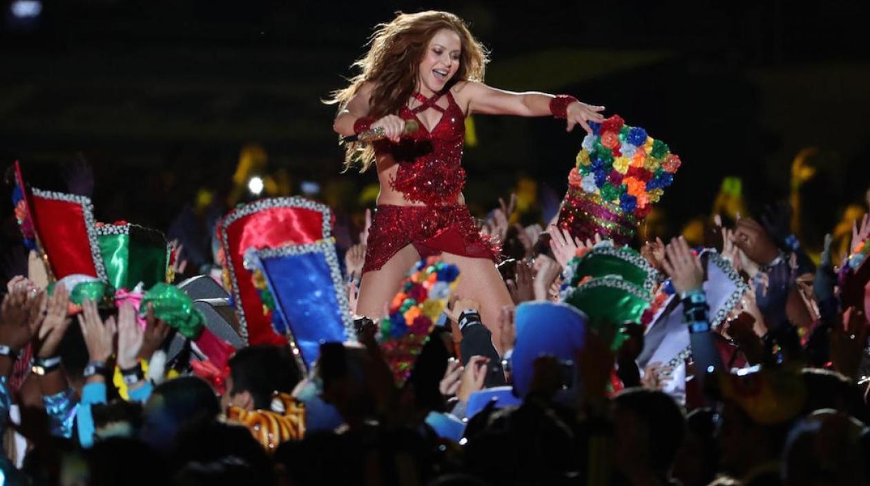 Shakira saludando a los asistentes con elementos alusivos al Carnaval de Barranquilla.