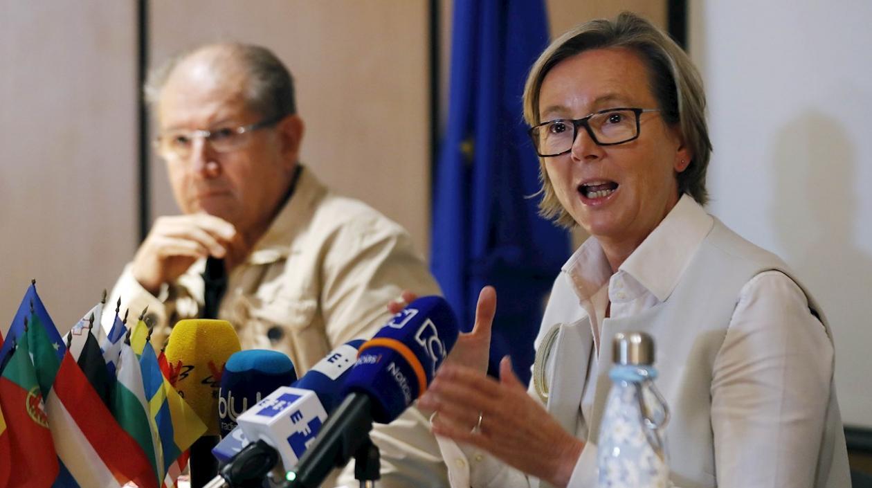 La embajadora de la Unión Europea en Colombia, Patricia Llombart (d), habla durante una rueda de prensa este lunes, en Bogotá (Colombia).