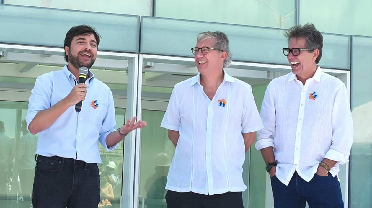El Alcalde de Barranquilla, Jaime Pumarejo al lado de Martín Bés (Secretario General del BID) y Luiz Ros (Prosecretario del BID)